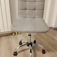 Sedia da ufficio grigia con ruote