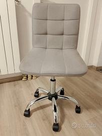 Sedia da ufficio grigia con ruote