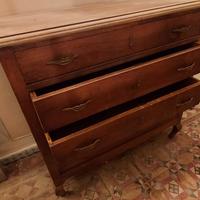 Comò in legno di noce. 