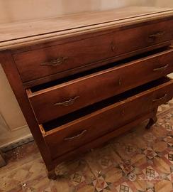 Comò in legno di noce. 