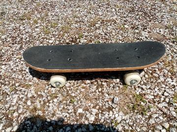 Skateboard cruiser antiscivolo con drago disegnato