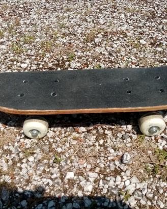 Skateboard cruiser antiscivolo con drago disegnato