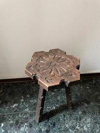 Sgabellino in legno intagliato