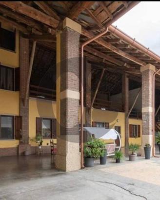 Villa di 315 m² con più di 5 locali e box auto a C
