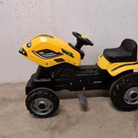 Trattore giocattolo a pedali