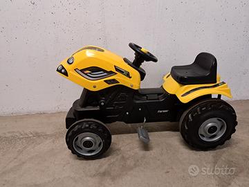 Trattore giocattolo a pedali