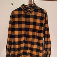 Camicia nera e gialla