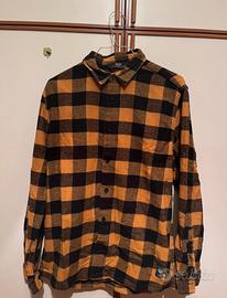 Camicia nera e gialla