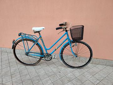 Bicicletta da 26 celeste e bianca con cesto meccan