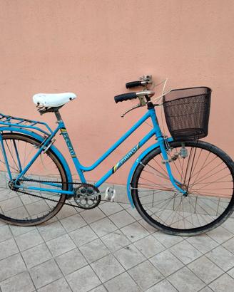 Bicicletta da 26 celeste e bianca con cesto meccan