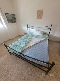 letto struttura in ferro con materasso e rete