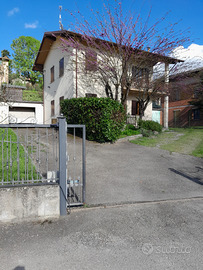 2 appartamenti trilocali con cucinotto in villetta