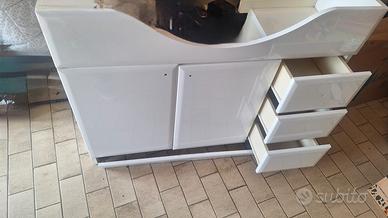 lavabo con mobile e specchio