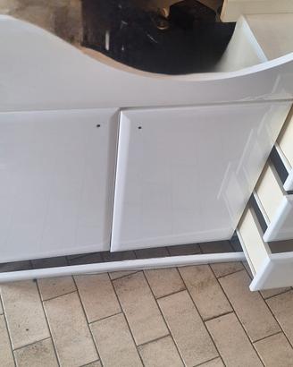 lavabo con mobile e specchio