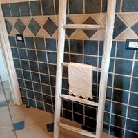 vecchia scala in  legno porta asciugamani