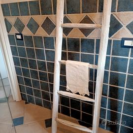 vecchia scala in  legno porta asciugamani