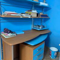 Scrivania con penisola e boiserie