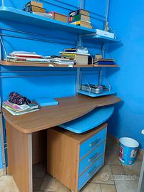 Scrivania con penisola e boiserie