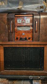 Mobile radio e giradischi antico