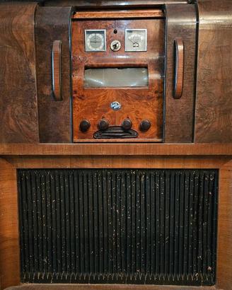 Mobile radio e giradischi antico