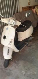 Vespa 50 cc bianca