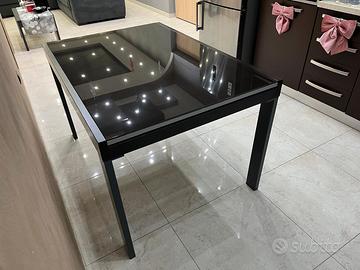 TAVOLA MODERNA DA CUCINA.