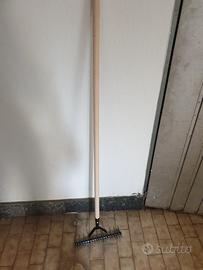 rastrello arieggiatore scarificatore giardini