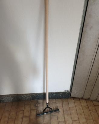rastrello arieggiatore scarificatore giardini