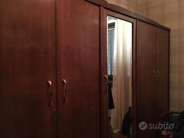 Armadio in legno  a 5 ante