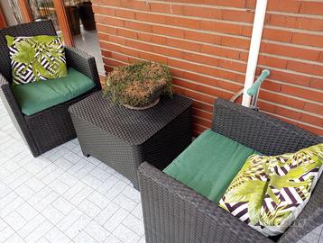 Divanetto poltrone e vasi da esterno