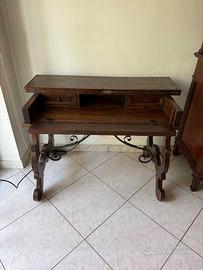 Scrittorio, Scrivania in legno massello