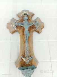 antico crocifisso-acquasantiera