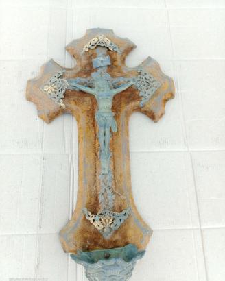 antico crocifisso-acquasantiera