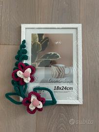 Cornice in legno con orchidea in tricotin