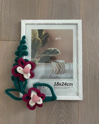 Cornice in legno con orchidea in tricotin