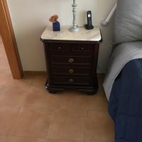 Como’ e due comodini 