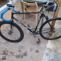 Bicicletta frenata a contropedale