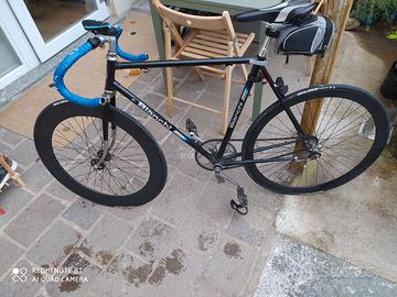 Bicicletta frenata a contropedale