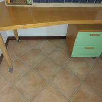 Scrivania con 2 cassetti