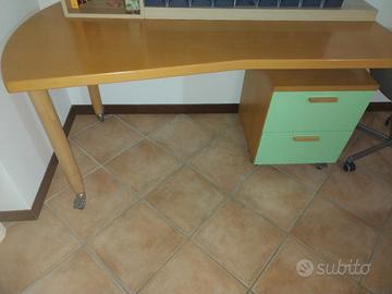 Scrivania con 2 cassetti