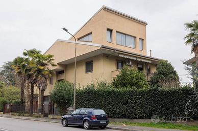 Villa di 150 m² con 4 locali e box auto a Novara