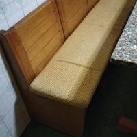 Panca rustica in legno con seduta imbottita