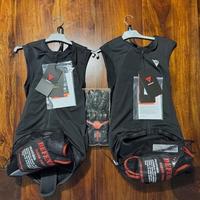 2 gilet Dainese e 2 gomitiere Alpinstars nuove