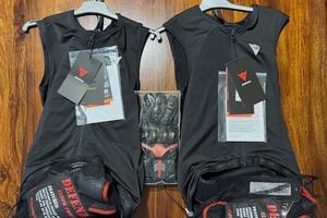 2 gilet Dainese e 2 gomitiere Alpinstars nuove
