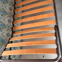 Rete singola con doghe in legno e testa reclina