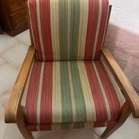 Poltrona vintage in legno con seduta imbottita