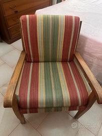 Poltrona vintage in legno con seduta imbottita