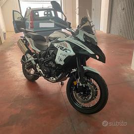 BENELLI TRK 502X con 7000 Km.