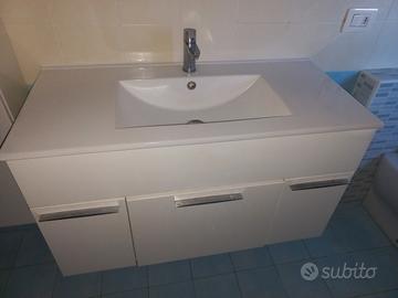 mobile bagno bianco con rubinetto