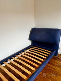 Struttura letto singolo con testiera imbottita blu